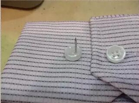 衬衫钉在袖子的扣子孔