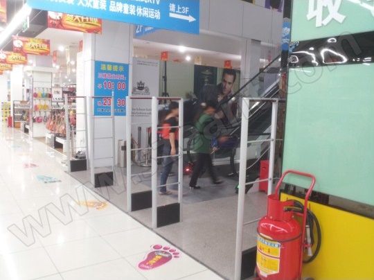 新一佳惠州百货超市安装防盗门